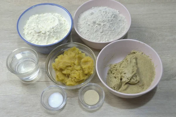 Çavdar Ekmeği Yapmak Için Gereken Tüm Malzemeleri Hazırlayın Hamur Yoğurulana — Stok fotoğraf