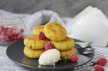 Köfteleri ekşi kremayla ya da bir top dondurmayla servis et. Böğürtlenler de gelebilir. Afiyet olsun.!