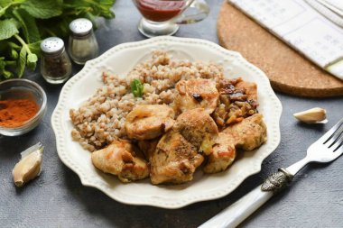 Ayrıca masaya taze sebze ve otlarla tavuk da servis edebilirsiniz. Yemek tarifini not al ve zevkle pişir! Afiyet olsun.!