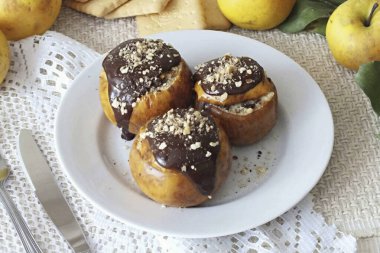 Hem yetişkinler hem de çocuklar bunu takdir edecek. Çikolatalı fırında elmalar şenlikli bir yemek için mükemmel bir sondur. Paylaşıyorum! Afiyet olsun.!