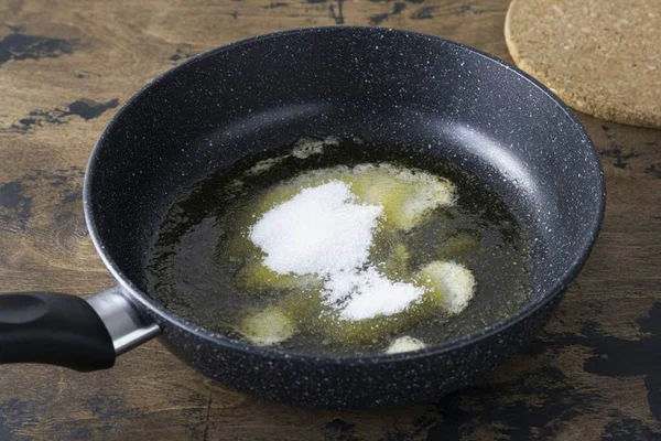 Una Sartén Derretir Mantequilla Junto Con Azúcar Calentar Minutos — Foto de Stock