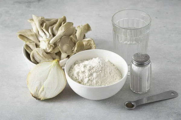 Готуйте Всі Необхідні Інгредієнти Щоб Зробити Варенікі Oyster Mushroom — стокове фото