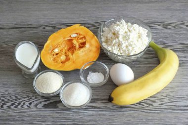 Muz kabaklı süzme peynirli güveç yapmak için gerekli tüm malzemeleri hazırlayın..
