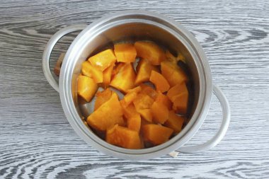 Bitmiş balkabağını sıcaktan uzak tut ve biraz soğut..