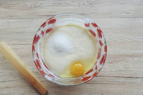 Bir Yumurta Tuz Iki Çorba Kaşığı Daha Şeker Ekle — Stok fotoğraf