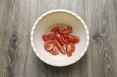 Domatesleri dilimleyin ve bir kase koyun..