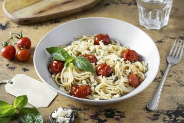 Servis etmeden önce peynir serpin. Kiraz domatesli makarna ve fesleğen hazır, afiyet olsun.!