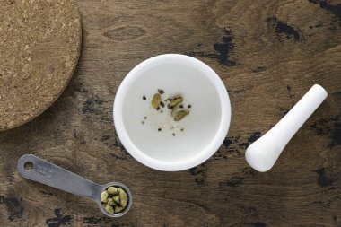 Kakulayı havan veya bıçakla ezin..