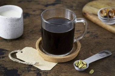 Kakule ile kahve hazır! İçki güçlü, aromatik ve canlandırıcı. Güne başlamak için mükemmel..