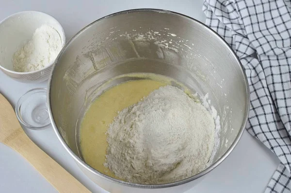 Dodać Większość Mąki Proszku Pieczenia Mieszać — Zdjęcie stockowe