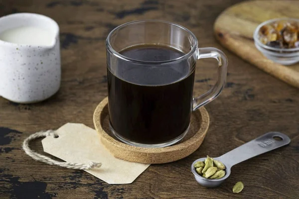 Kakule ile kahve hazır! İçki güçlü, aromatik ve canlandırıcı. Güne başlamak için mükemmel..