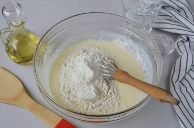 Un ve kabartma tozu ekle, iyice karıştır..