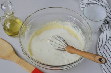 Kâseye sıcak kefir ekle, karıştır..