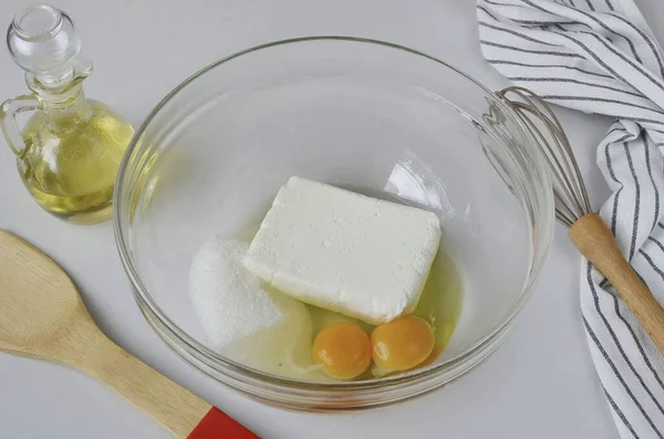 Vejce Cukr Tvaroh Umístí Velké Misky Smíchejte Všechny Ingredience Whisky — Stock fotografie