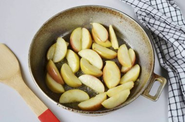 Altın kahverengiye kadar elmalı kızartma (1-2 yemek kaşığı). Kızartma işlemi sırasında üzerine şeker serptim. Böylece elmaları her tarafa karamelize etti..