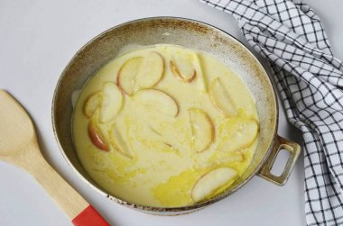 Sonra da ortasını hamurla doldur. 25-30 dakika fırında bekletin..