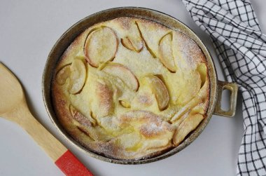 Pudra şekerli toz ve sıcak servis! Bu sadece tatlıyı değil, yemek pişirme süresini de önemli ölçüde azaltacak harika bir tatlı..