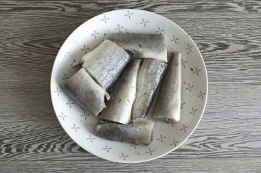 Balığı yıka, pullardan temizle, içini boşalt. Parçalara ayır. Bir kâseye ya da tabağa koy. Limon suyunu yağla doldur. 15 dakikalığına çık..