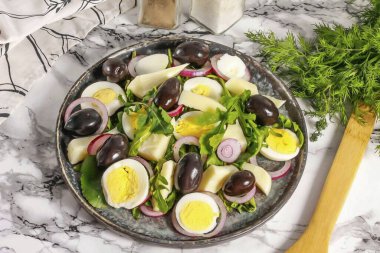 Zeytin ya da zeytin ekle. Salataya sebze yağı sık..