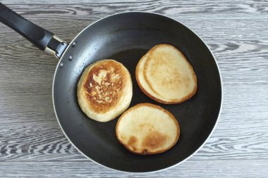 Her iki taraf da kahverengileşene kadar krepleri kızart. Bir sonraki krep partisinden önce yarım tbsp daha ekleyin. Bitkisel yağ ve böylece her zaman önce.