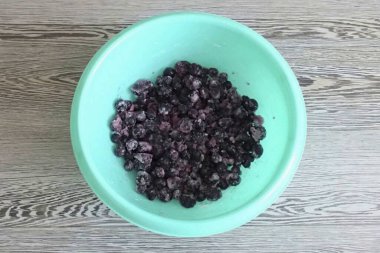 Ayrı bir kasede yaban mersiniyle nişastayı birleştir. Yavaşça karıştır.