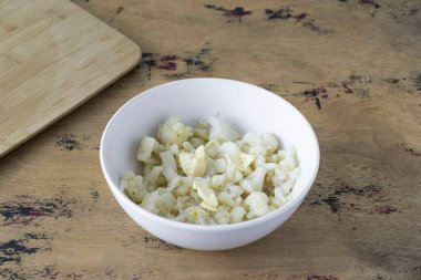 Karnabaharı bir kaseye aktarın. Bir tutam tereyağı ve biraz tuz ekle..