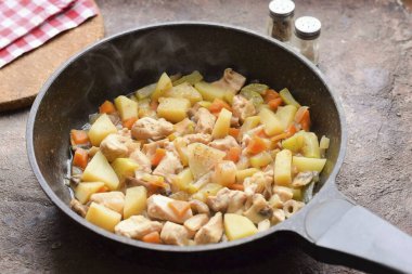 Bir süre sonra tuz, biber, kurutulmuş sarımsak ekle..