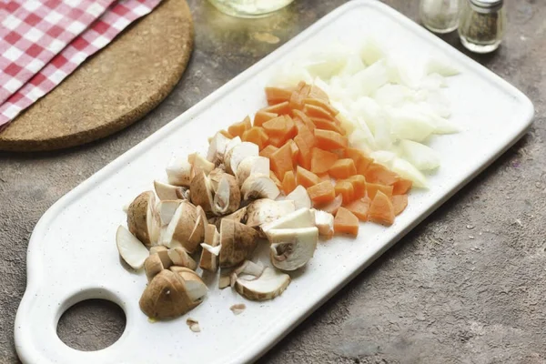 Lave Cogumelos Cenouras Cebolas Secas Seguida Corte Legumes Pequenos Pedaços — Fotografia de Stock