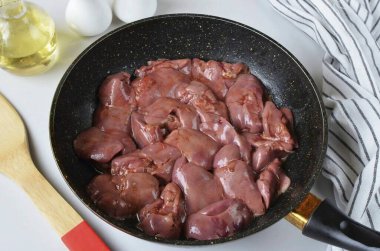2 çorba kaşığı yağı tavaya dök, ciğeri bir tabağa koy ve tamamen pişene kadar orta sıcaklıkta kızart, karaciğerin parçalarını periyodik olarak ters çevir..