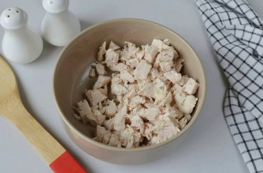 Tavuk filetosunu kabaca kes. Salata kasesi koy..