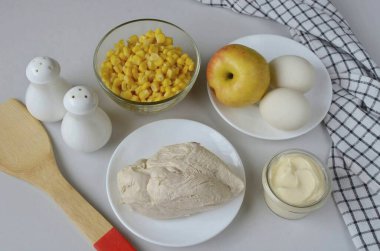 Tavuk ve yumurta salatası yapmak için gerekli tüm malzemeleri hazırlayın. Tavuk filetosunu kaynayan tuzlu suda kaynatın, 30 dakika yeter, çorba soğuyana kadar. Haşlanmış yumurta, soğuk ve soyulmuş. Elmayı yıka. Mısırdan sıvı boşalt.