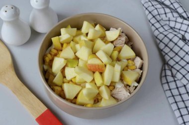 Elmayı küçük parçalara ayır, eğer deri yumuşaksa, kesmene gerek kalmaz..