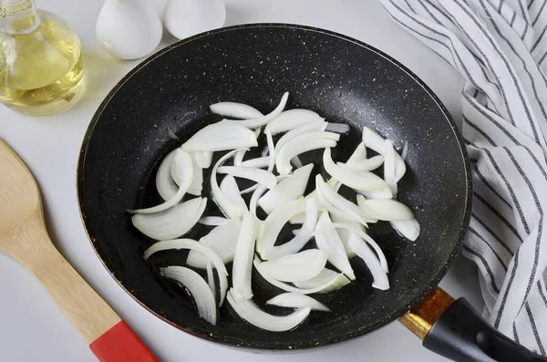 Despeje Colher Sopa Óleo Vegetal Frite Cebola Até Marrom Macio — Fotografia de Stock