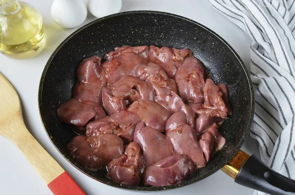 Pour 2 tablespoons of oil into the pan, put the liver in one layer and fry over medium heat without a lid until fully cooked, periodically turning the pieces of the liver over.