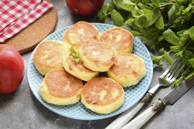 Bu, kahvaltı veya atıştırmalık için uygun sağlıklı bir yemek için seçeneklerden biridir. Peynirli kekler çok yumuşak ve iştah açıcıdır! Afiyet olsun!