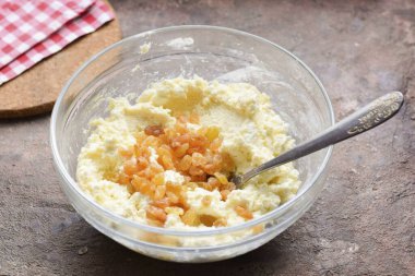 Her şeyi karıştır, kuru üzüm ekle, yine karıştır..