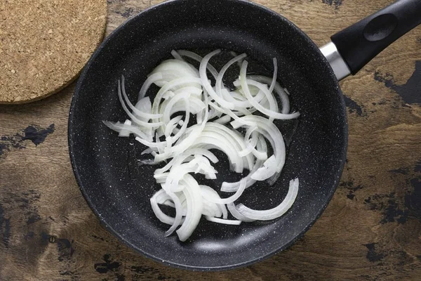 Cortar Cebolla Mitades Freír Una Sartén Hasta Que Esté Suave — Foto de Stock