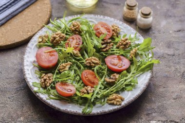 Salataya fındık ekle. Ceviz yerine çam fıstığı kullanabilirsin..