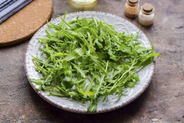 Roka 'yı durula ve kurula, salata kasesine transfer et..