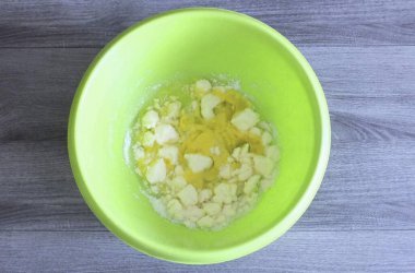 Kaseye yumurta ekle. Karıştır.