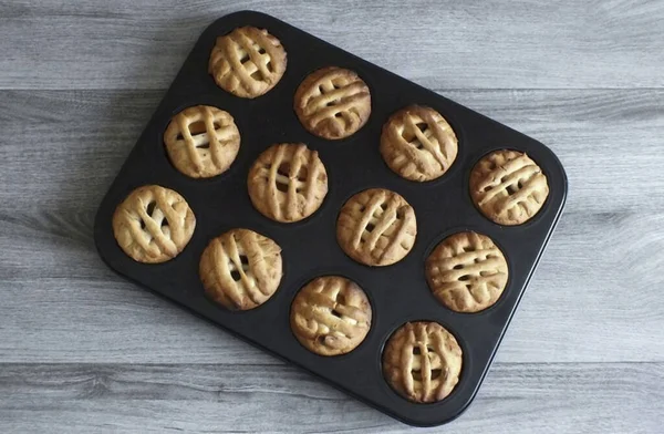 Zaman geçtikten sonra, sepetleri fırından çıkarın. Parşömenle kapla ve soğumaya bırak. 8 saat bekleyin..