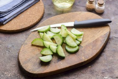 Taze salatalıkları durula, küçük parçalara böl..