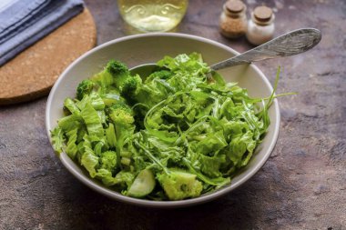 Salatayı karıştır ve servis yap. Salata tamamen adıyla uyumlu, içindeki tüm malzemeler yeşil - roka, marul, salatalık ve brokoli. Lezzetli ve sağlıklı!