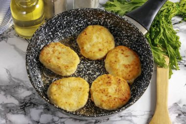 Peynirli kekler mükemmel bir şekilde döner ve şekillerini korurlar. Kahrolasıca peynirli kekleri tabağa koy ve masaya sıcak servis et..