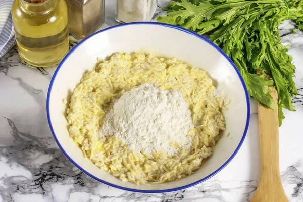 Esslöffel Hinzufügen Weizenmehl Und Wieder Mischen — Stockfoto