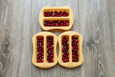 Kızılcıkları küfün altına bir tabaka halinde yay..