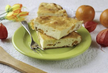 Bitmiş güveci kes ve bir tabağa koy. Güvece ekşi krema, bal ya da reçel vermeyi unutma. Afiyet olsun.!