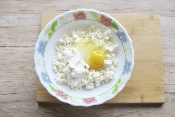 Umyj Jajko Przełamać Miski Dodać Śmietanę — Zdjęcie stockowe