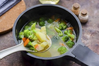 Bulgur ve brokolili çorba hazır. Bulgur ve brokoli ile basit ve lezzetli bir çorba pişirmek. Bu çorba çorba çorba ya da suda kaynatılabilir. Bulgur, sağlıklı ve besleyici bir yemekle sonuçlanan bir tarif için harikadır..