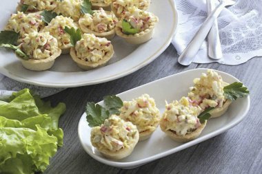 Bu tarif üzerinde çok az zaman harcandığı için çok kullanışlı. Ayrıca, servis etmeden önce salatanın eritilmesine gerek yok. Not al! Afiyet olsun.!